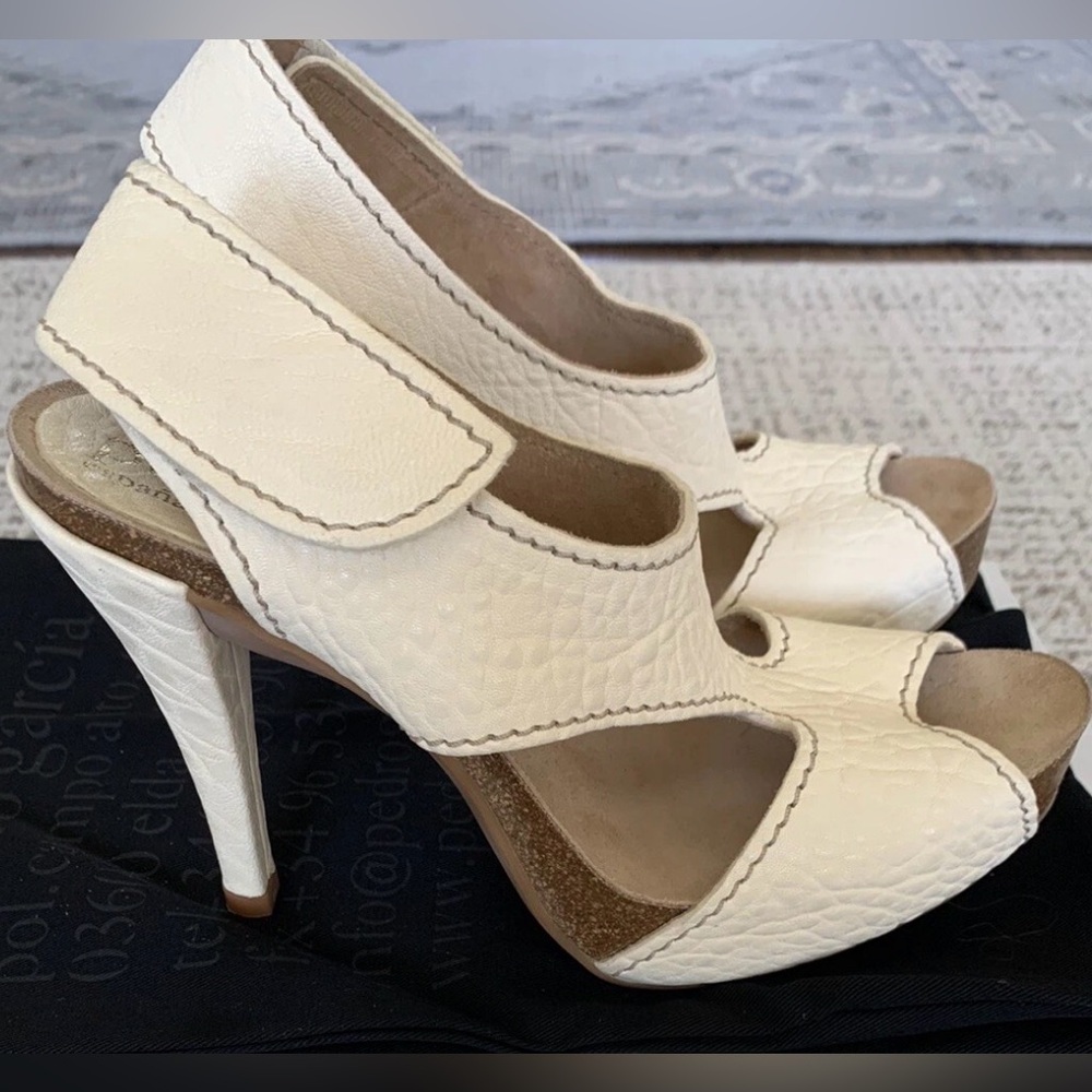 Pedro Garcia Patty-ts model. Cream Cut Out Heel. Size 40 (8.5)